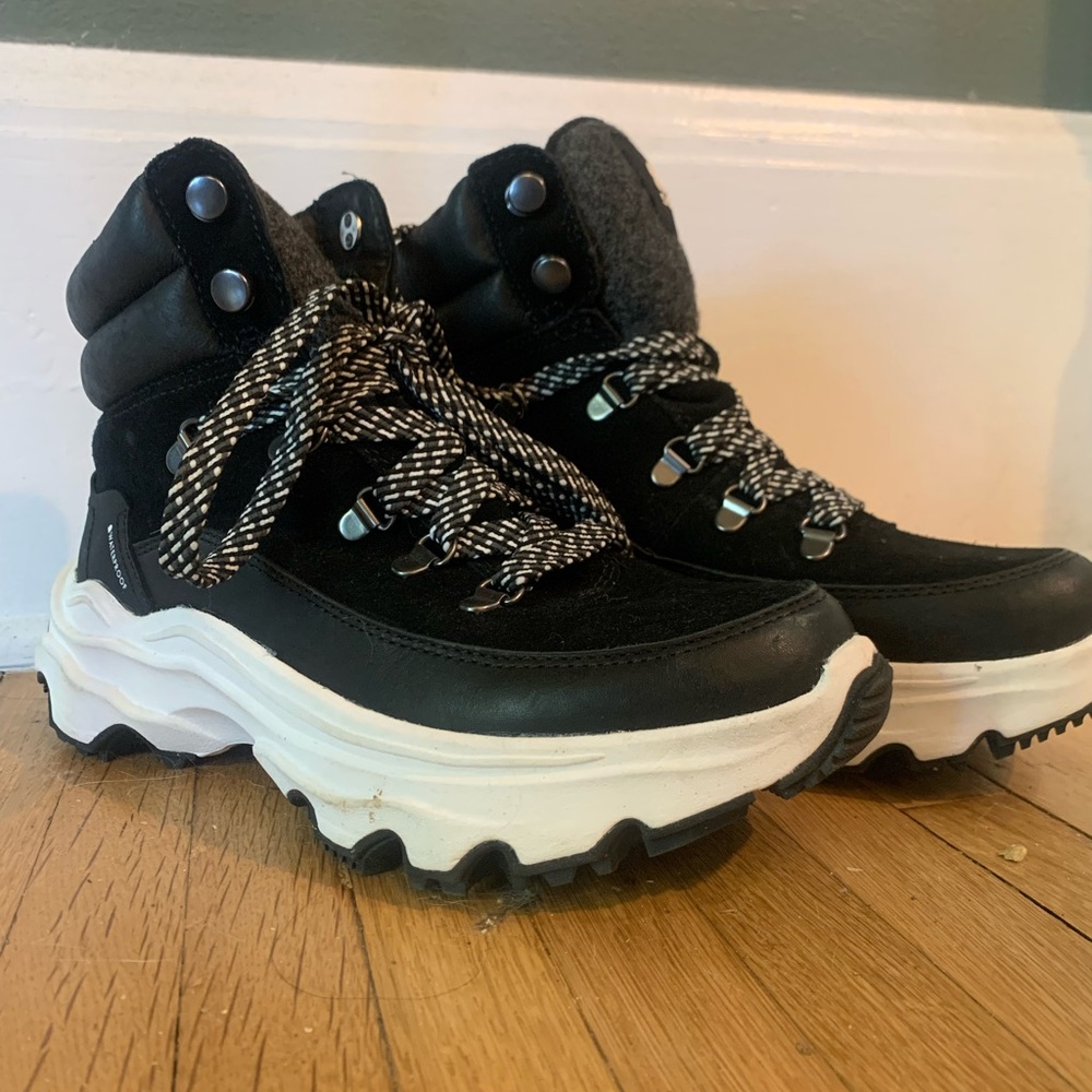 Sorel Kinetic Breakthru Conquest waterproof black hiking / winter boots size 8